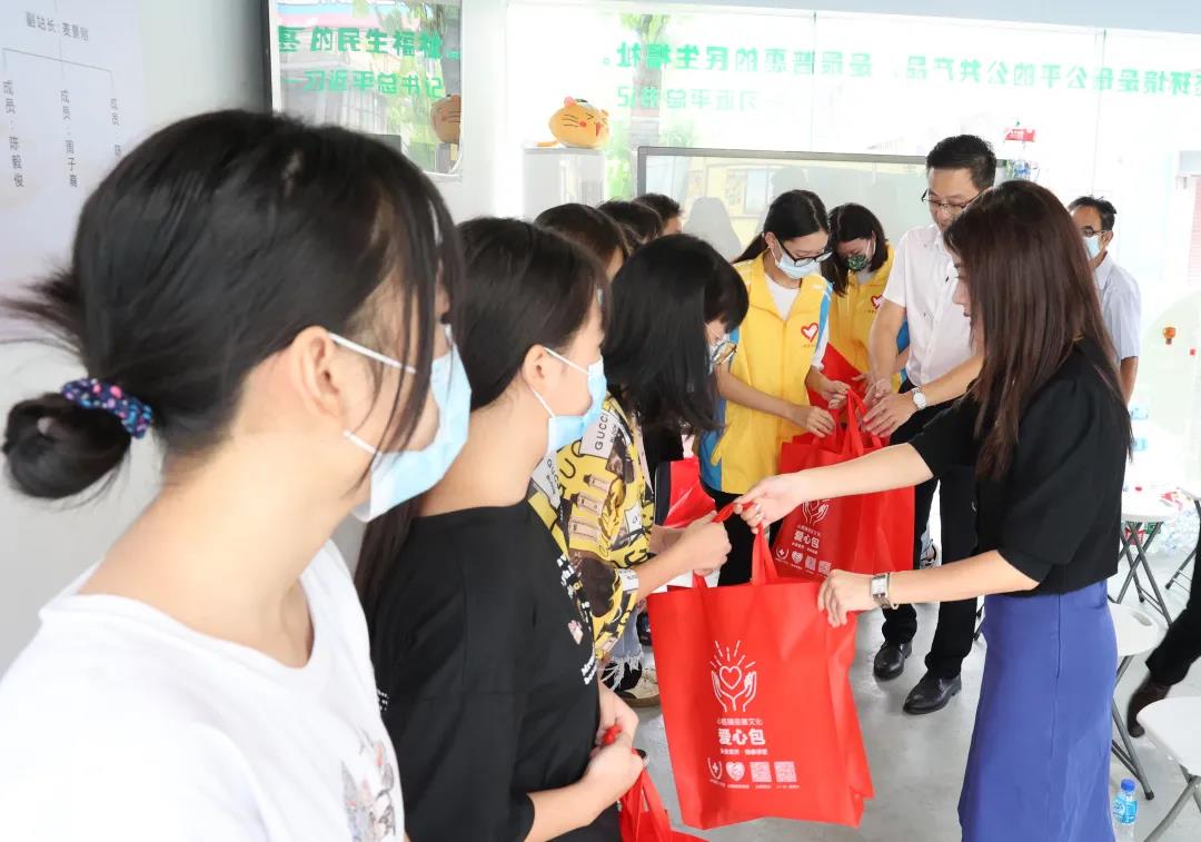 水蜜桃久久夜色精品一区家具集团为受助学子赠送爱心包