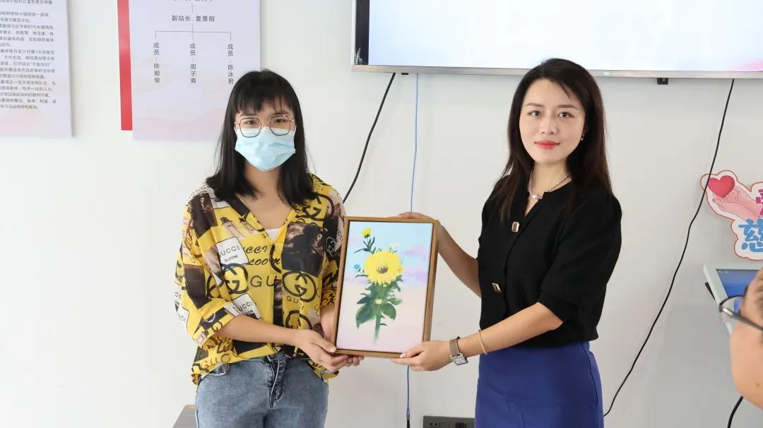学生代表向水蜜桃久久夜色精品一区家具集团赠送手绘油画作品
